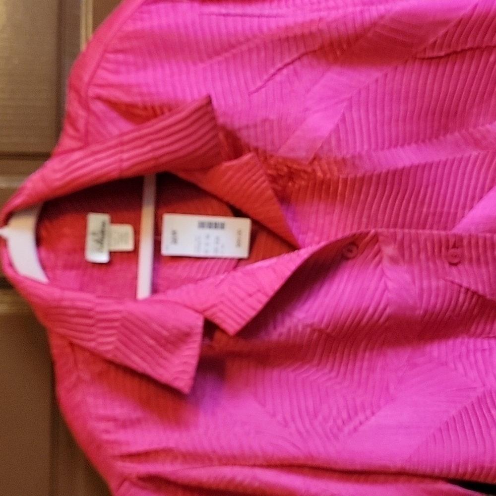J T Collection-Fuschia crinkled fabric, collared 3/4 sleeved top Size 26W. NWT.